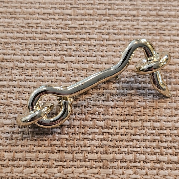 Goldtone door latch design brooch - Picture 1 of 3